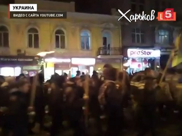 Активисты "Азова" устроили факельное шествие в центре Харькова