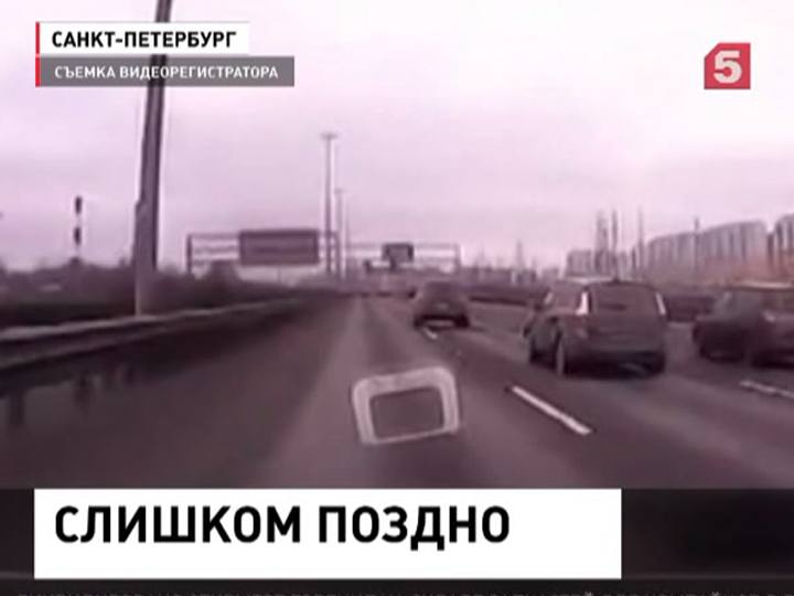 В Петербурге водитель врезался в стоявший на обочине автомобиль