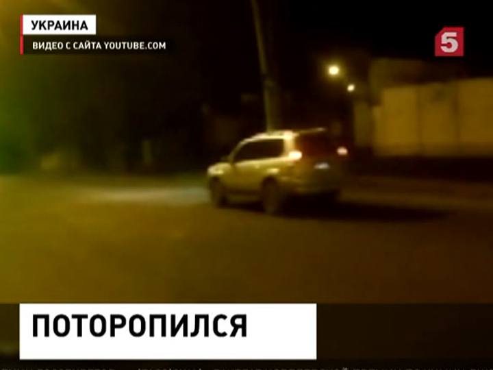 Украинский мотоциклист угодил под машину