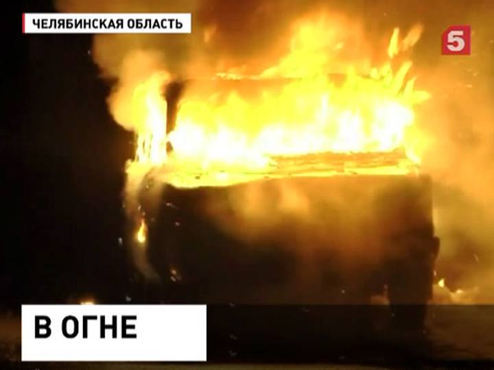 Загоревшийся в Челябинске автомобиль едва не спалил весь дом