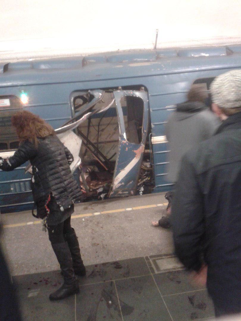После теракта в Петербурге усиливают меры безопасности