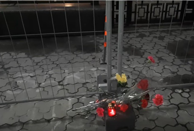 К посольству России в Киеве люди несут свечи и цветы ВИДЕО