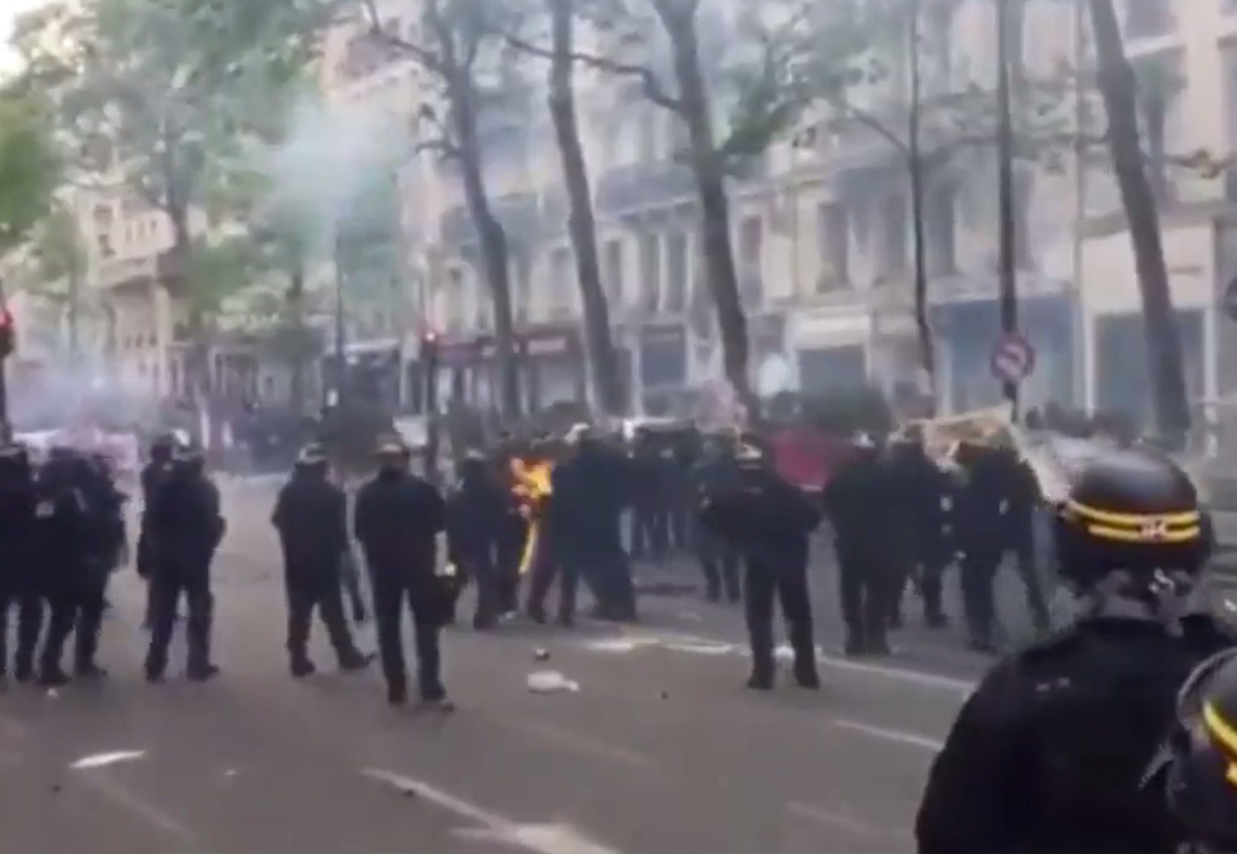 Во Франции протестующие начали применять коктейли Молотова против полиции ВИДЕО