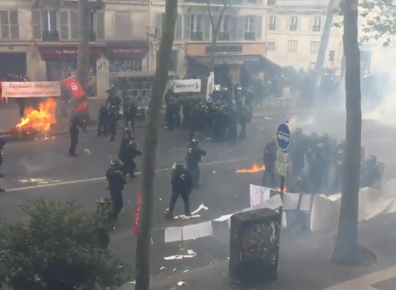 В результате протестов в Париже уже ранены десятки человек ФОТО