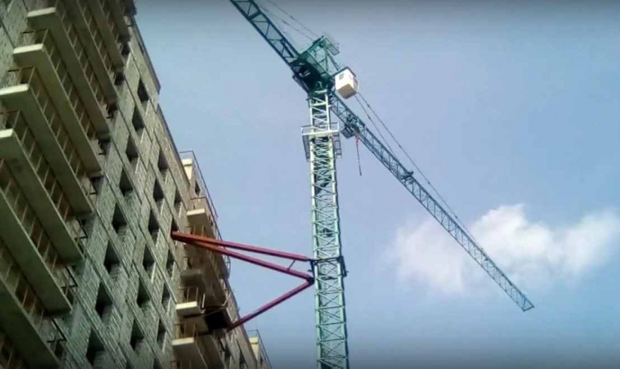 В Новосибирске мужчина забрался на строительный кран, чтобы привлечь к себе внимание В Новосибирске мужчина забрался на строительный кран, чтобы привлечь к себе внимание