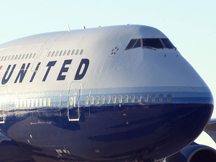 United Airlines вынудили пассажирку помочиться в стакан United Airlines вынудили пассажирку помочиться в стакан