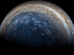 Появилось завораживающее видео полёта над гигантскими ураганами, бушующими на Юпитере