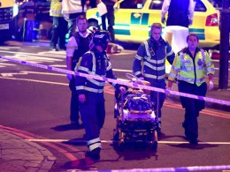 Очевидцы сообщают о вооруженном ножом мужчине, который выскочил из машины у мечети в Лондоне