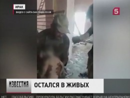 В развалинах одной из школ Мосула иракские военные нашли чудом выжившего после осады террористов мальчика