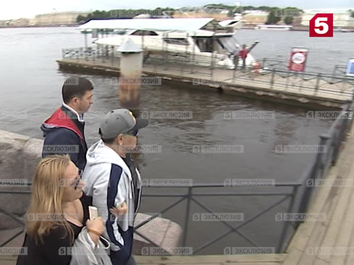 Видео: Марадона прилетел в Петербург с гитарой