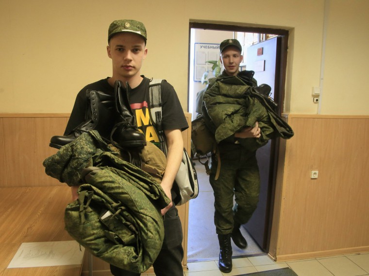 Астраханка дала взятку, чтобы её сына забрали в армию Астраханка дала взятку, чтобы её сына забрали в армию
