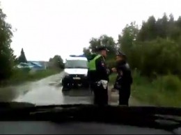 Свадебный кортеж улетел в кювет. Видео с места ДТП в Свердловской области