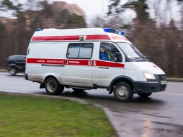 В Москве мужчина упал с балкона и разбился насмерть на глазах приехавших к нему медиков