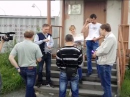 Рабочие нижнетагильского завода собрались на проходной предприятия и ждут денег