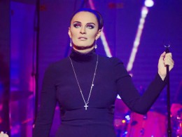 Елена Ваенга отменяет спектакль из-за травмы