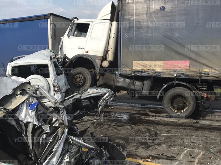 В массовой аварии грузовиков под Ростовом погиб человек В массовой аварии грузовиков под Ростовом погиб человек
