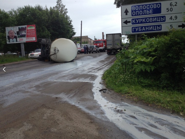 В аварии с молоковозом в Ленинградской области погибла женщина В аварии с молоковозом в Ленинградской области погибла женщина