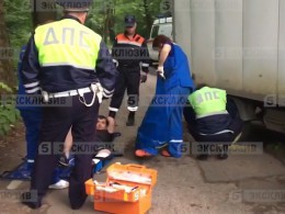Пьяный водитель в Подмосковье разбил машину об дерево, но не протрезвел