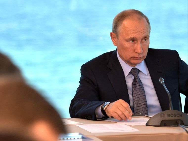 Путин обсудил с главой фракции Единой России «группы смерти», обманутых дольщиков и бюджет ВПК Путин обсудил с главой фракции Единой России «группы смерти», обманутых дольщиков и бюджет ВПК