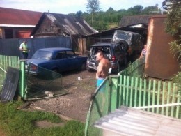 Иномарка влетела в частный двор после столкновения с товарным поездом