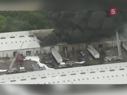 Пятый канал публикует видео страшного пожара на химскладе в США