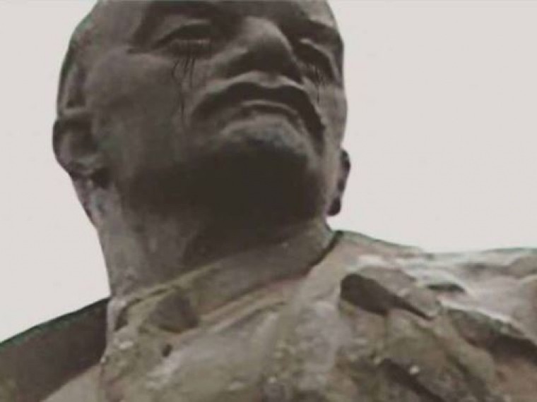 В сети делятся фотографиями «мироточащих» памятников Ленину В сети делятся фотографиями «мироточащих» памятников Ленину