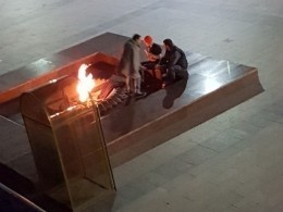 В Ульяновске молодые люди сушили на Вечном огне вещи и жарили сосиски