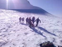 К упавшим в пропасть на горе Казбек альпинистам отправлен вертолёт