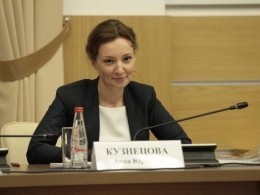 «Может им еще нормы ГТО сдавать?» — детский омбудсмен обещала, что ребенка у слепых родителей не отберут