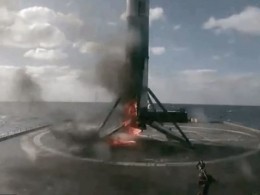 Ступень Falcon 9 загорелась после приземления на платформу