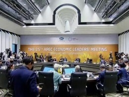 Путин и Трамп пожали руки на первой в субботу встрече лидеров АТЭС