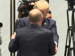 Опубликовано видео второго рукопожатия Владимира Путина и Дональда Трампа на саммите АТЭС