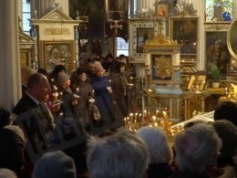 Пятый канал публикует кадры с отпевания Михаила Задорнова в Риге