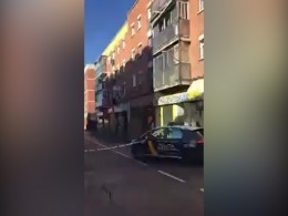 Пятый канал публикует видео из Мадрида, где неизвестный взял в заложники людей в банке