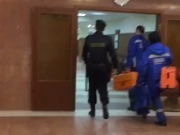 Медики осмотрели шестерых мужчин, порезавших себе руки на заседании суда