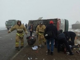 Пятый канал публикует первые фото с места аварии в Тюменской области, где перевернулся автобус с пассажирами