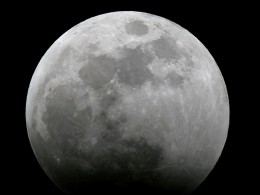 Уфологи обнаружили НЛО над Луной на снимке 44-летней давности