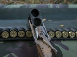 На спортивной площадке под Петербургом нашли тело пенсионера и обрез ружья