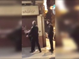 Видео, на котором полицейский нокаутировал женщину, вызвало скандал в Испании