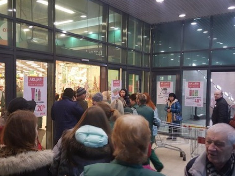 В Петербурге эвакуировали посетителей гипермаркета «Окей» В Петербурге эвакуировали посетителей гипермаркета «Окей»