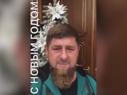 «Серебристый конь резвится на пушистом льду»: Кадыров прочитал у елки новогоднее стихотворение