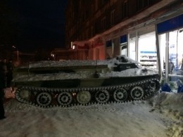Пьяный житель Мурманской области отправился за вином на угнанном бронетранспортере