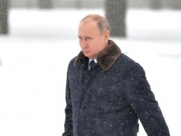 Путин окунулся в ледяную прорубь на Селигере