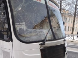 Переполненная маршрутка столкнулась с автобусом под Петербургом