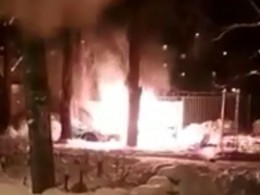 У детского сада в Воронеже взорвался автомобиль — шокирующие кадры