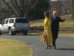 Дональд Трамп споткнулся о супругу, когда махал и улыбался журналистам