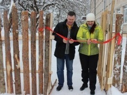 Постройку рекордно уродливого забора из горбыля торжественно отпраздновали под Псковом