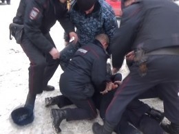 Опубликовано видео жёсткого задержания пациента, устроившего погром в белгородской больнице