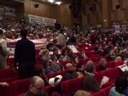 Видео: недовольных пиаром Грудинина дольщиков со скандалом выгнали со съезда дольщиков