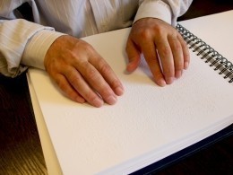 Тюменские инвалиды по зрению осваивают сенсорную технику